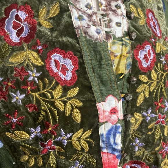 Aratta silent journey green embroidered floral top med - Picture 3 of 7